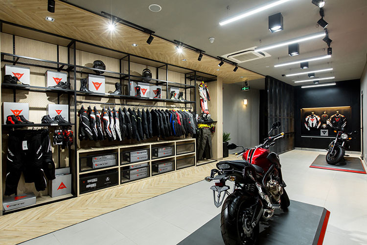 Loạt mẫu xe môtô Honda nhập khẩu chính hãng vừa về Việt Nam có dung tích động cơ từ 300cc cho đến 1800cc, thuộc các dòng xe như; Naked, Super Sport, Cruiser, Adventure và Touring.