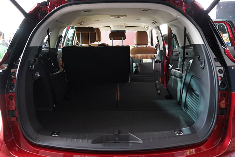 Hàng ghế thứ 2 có thể gập 60:40 một chạm, chỉnh cơ 4 hướng. Cốp xe Isuzu MU-X 2022 khá rộng rãi dù chưa gập hàng ghế thứ 3 xuống, phần cốp này có thể chứa ít nhất 4 vali lớn hoặc 6 vali cỡ trung, mang đến không gian để hành lý cho cả gia đình trong những chuyến đi xa. 