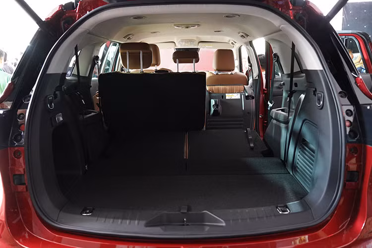 Hàng ghế thứ 2 có thể gập 60:40 một chạm, chỉnh cơ 4 hướng. Cốp xe Isuzu MU-X 2022 khá rộng rãi dù chưa gập hàng ghế thứ 3 xuống, phần cốp này có thể chứa ít nhất 4 vali lớn hoặc 6 vali cỡ trung, mang đến không gian để hành lý cho cả gia đình trong những chuyến đi xa. 