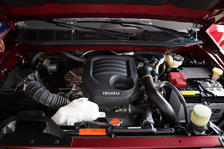 Bản trang bị Isuzu mu-X B7 2022 thế hệ mới sẽ có hộp số sàn 6 cấp, 3 phiên bản còn lại là B7 Plus, Prestige và Premium sử dụng hộp số tự động 6 cấp. đi kèm hệ dẫn động 1 cầu hoặc 2 cầu. 