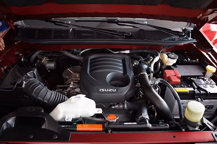 Bản trang bị Isuzu mu-X B7 2022 thế hệ mới sẽ có hộp số sàn 6 cấp, 3 phiên bản còn lại là B7 Plus, Prestige và Premium sử dụng hộp số tự động 6 cấp. đi kèm hệ dẫn động 1 cầu hoặc 2 cầu. 