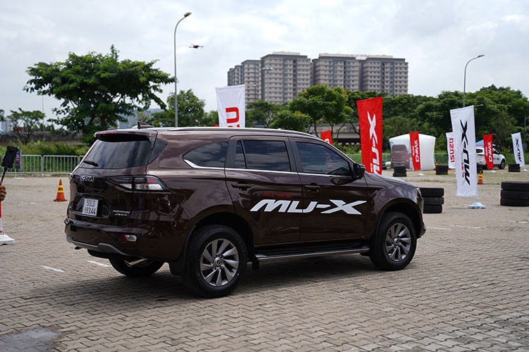 Isuzu mu-X thế hệ mới vừa ra mắt tại Việt Nam có 4 phiên bản cho các khách hàng lựa chọn, giá xe Isuzu mu-X 2022 chính hãng tại Việt Nam khởi điểm sẽ từ 900 triệu đồng và cao nhất lên đến 1,19 tỷ đồng.