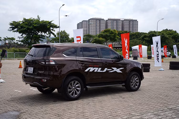 Isuzu mu-X thế hệ mới vừa ra mắt tại Việt Nam có 4 phiên bản cho các khách hàng lựa chọn, giá xe Isuzu mu-X 2022 chính hãng tại Việt Nam khởi điểm sẽ từ 900 triệu đồng và cao nhất lên đến 1,19 tỷ đồng.