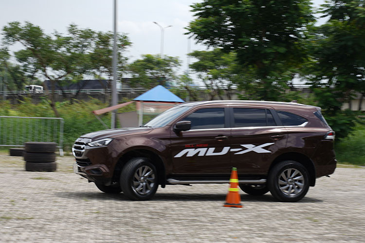 Các tính năng mới trên mẫu xe SUV Isuzu mu-X 2022 mới ra mắt tại Việt Nam như phanh tay điện tử tích hợp giữ phanh tự động, điều hòa tự động hay khởi động xe bằng nút bấm, bản Isuzu mu-X Premium có thêm gài cầu điện tử...
