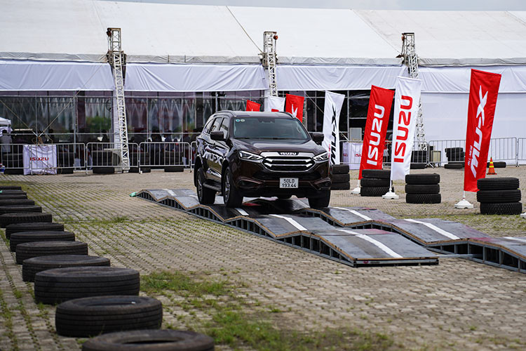 Với nhiều nâng cấp và thay đổi, Isuzu mu-X 2022 được kỳ vọng có thể cải thiện tình hình doanh số không mấy khả quan trước đó. Bởi giá bán thấp không phải là yếu tố giúp Isuzu mu-X bán tốt. Vì ở thế hệ hiện tại, so với các đối thủ, giá Isuzu mu-X cũng rất hấp dẫn nhưng doanh số vẫn không mấy khả quan.