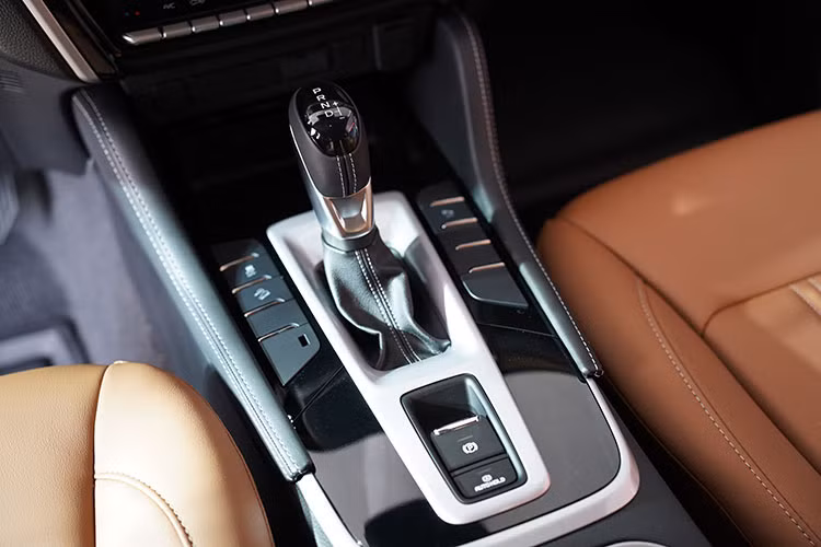 Đúng như những tin đồn trước đó cho biết, dòng xe Isuzu mu-X thế hệ thứ 2 được bán chính hãng tại Việt Nam không có tùy chọn động cơ 3.0 lít mà thay vào đó chỉ có 1 tùy chọn động cơ duy nhất là máy dầu, tăng áp, dung tích 1.9 lít, sản sinh ra công suất tối đa 150 mã lực và mô-men xoắn cực đại 350 Nm. 