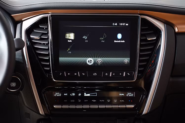 những thay đổi nội thất đáng chú ý khác trên Isuzu mu-X thế hệ mới gồm ghế ngồi được bọc da 2 tông màu, ghế lái chỉnh điện 8 hướng, vô lăng 3 chấu thiết kế mới và ấn tượng nhất vẫn là màn hình giải trí có kích thước lên đến 9 inch có tích hợp kết nối Apple CarPlay và Android Auto...