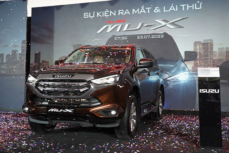Sáng nay ngày 23/7/2022, buổi lễ ra mắt mẫu xe Isuzu mu-X 2022 thế hệ mới đã được tổ chức ở quận 7, TP HCM và nhận được sự quan tâm của khách hàng trong nước. Isuzu mu-X 2022 tại Việt Nam là thế hệ thứ 2, đã được vén màn tại Thái Lan 2 năm về trước nhưng đến nay mới được phân phối chính hãng.