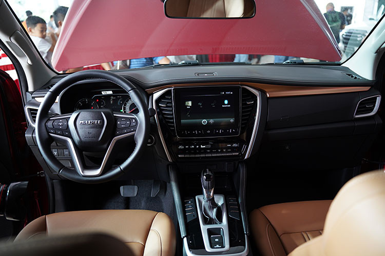 Điểm khác biệt nổi bật nhất của Isuzu MU-X 2022 so với thế hệ trước đã được "lột xác" hoàn ở không gian nội thất, khách hàng có thể chọn màu đen hoặc nâu sang trọng. Hộc để đồ trên taplo đã không còn mà thay vào đó là nút kích hoạt đèn cảnh báo (hazzard) đặt ngay trên màn hình trung tâm.