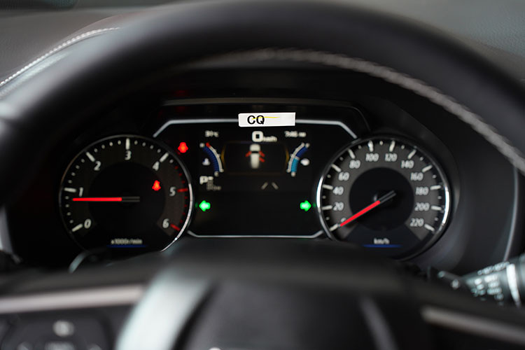 Bệ tì tay có kích thước lớn nhưng hơi lùi ra sau nên cảm giác đặt tay chưa tốt lắm nhất là khi di chuyển trong thời gian dài. Nhờ được trang bị phanh tay điện tử nên không gian nội thất có phần thông thoáng hơn, cụm cần số được bọc da và kết hợp với chất liệu nhựa màu bạc mang đến điểm nhấn và cùng tông màu với phần viền bên dưới.