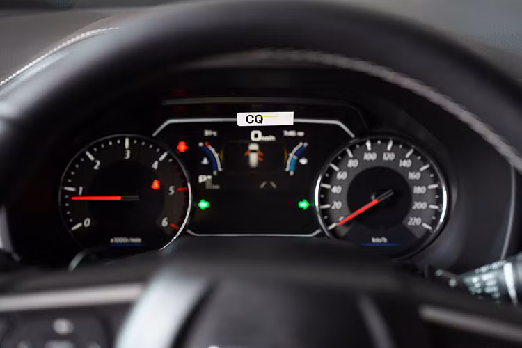 Bệ tì tay có kích thước lớn nhưng hơi lùi ra sau nên cảm giác đặt tay chưa tốt lắm nhất là khi di chuyển trong thời gian dài. Nhờ được trang bị phanh tay điện tử nên không gian nội thất có phần thông thoáng hơn, cụm cần số được bọc da và kết hợp với chất liệu nhựa màu bạc mang đến điểm nhấn và cùng tông màu với phần viền bên dưới.