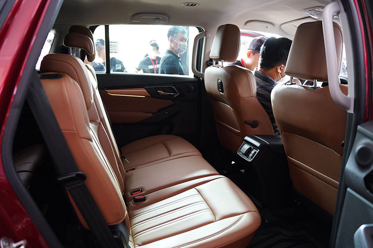 SUV 7 chỗ Isuzu mu-X thế hệ mới được bán ra tại Việt Nam sẽ có một số trang bị an toàn như cảnh báo va chạm phía trước, cảnh báo điểm mù, tự động phanh khẩn cấp, ga tự động thông minh, cảnh báo phương tiện cắt ngang khi lùi và cảnh báo áp suất lốp...