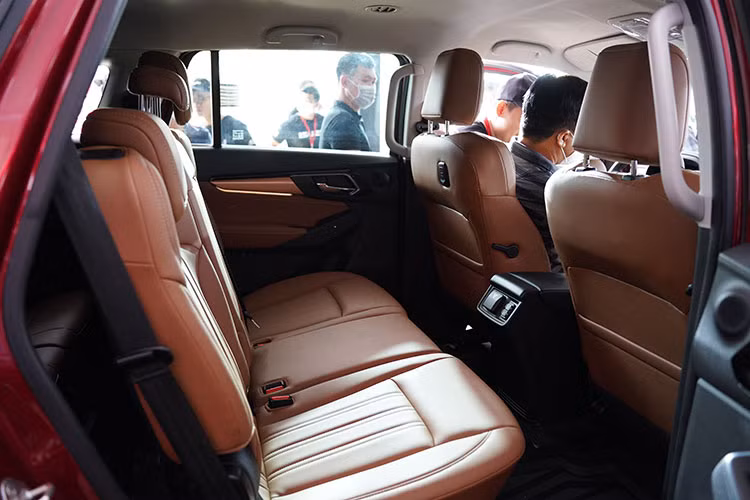 SUV 7 chỗ Isuzu mu-X thế hệ mới được bán ra tại Việt Nam sẽ có một số trang bị an toàn như cảnh báo va chạm phía trước, cảnh báo điểm mù, tự động phanh khẩn cấp, ga tự động thông minh, cảnh báo phương tiện cắt ngang khi lùi và cảnh báo áp suất lốp...