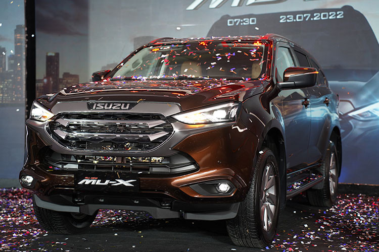 Bước sang thế hệ hoàn toàn mới, Isuzu mu-X 2022 đã nhận được sự thay đổi ấn tượng ở thiết kế với đèn pha và đèn hậu LED, có diện mạo sắc sảo, phần mặt tiền xe có bộ lưới tản nhiệt góc cạnh, mạ crôm, cản va trước xe thể thao hơn.