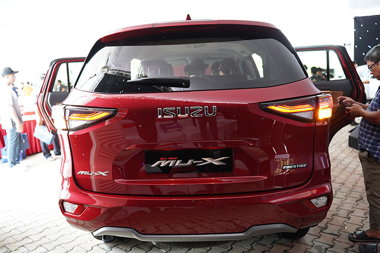 Đối thủ chính của Isuzu mu-X sẽ là mẫu xe SUV đáng gờm Toyota Fortuner và đặc biệt là Ford Everest thế hệ mới vừa ra mắt vào đầu tháng này. Nhìn chung, giá xe Isuzu mu-X 2022 tại Việt Nam tăng mạnh so với bản cũ nhưng vẫn rẻ hơn 2 đối thủ còn lại.