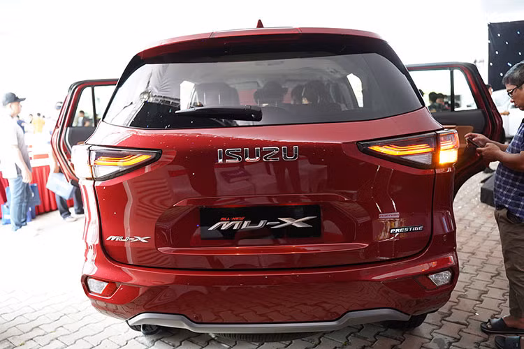 Đối thủ chính của Isuzu mu-X sẽ là mẫu xe SUV đáng gờm Toyota Fortuner và đặc biệt là Ford Everest thế hệ mới vừa ra mắt vào đầu tháng này. Nhìn chung, giá xe Isuzu mu-X 2022 tại Việt Nam tăng mạnh so với bản cũ nhưng vẫn rẻ hơn 2 đối thủ còn lại.