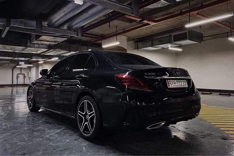 Như vậy, chỉ với việc chủ nhân bấm được biển số đẹp, chiếc xe Mercedes-Benz C300 AMG 2020 có biển kiểm soát "ngũ quý" 7 đã được rao bán lại với mức giá cao nhất là 5,5 tỷ đồng, so với giá xe Mercedes-Benz C300 AMG 2020 chính hãng, số tiền chênh lệch này khoảng 3,34 tỷ đồng.