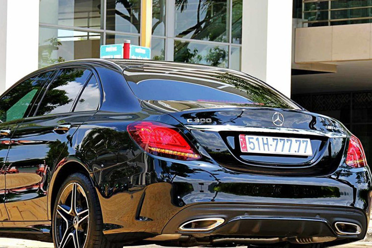 Có thể thấy, mức giá rao bán chiếc xe Mercedes-Benz C300 AMG 2020 "ngũ quý" 7 của chủ xe hiện tại còn cao hơn giá xe Mercedes-Benz S450L Luxury hay gần gấp 2,5 lần một chiếc Mercedes-Benz C300 AMG 2020 chính hãng chưa bao gồm chi phí lăn bánh.