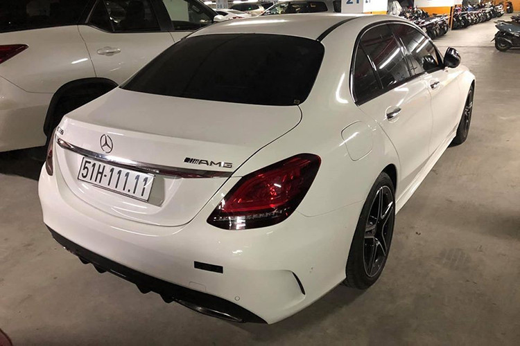 Ngoài ra, còn có một chiếc xe Mercedes-Benz C300 AMG khác đeo biển "ngũ quý" nhưng là đầu số 1. Những chiếc biển số đẹp đã giúp giá trị của các mẫu xe sang Mercedes-Benz khi rao bán lại tăng chóng mặt. 