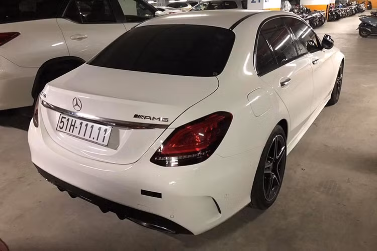 Ngoài ra, còn có một chiếc xe Mercedes-Benz C300 AMG khác đeo biển "ngũ quý" nhưng là đầu số 1. Những chiếc biển số đẹp đã giúp giá trị của các mẫu xe sang Mercedes-Benz khi rao bán lại tăng chóng mặt. 