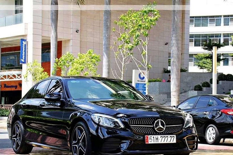 Mercedes C300 AMG 2020 sở hữu ngoại hình thể thao nhờ gói phụ kiện AMG. Xe sử dụng hộp số tự động với 9 cấp số 9G-TRONIC PLUS và hệ dẫn động ở cầu sau. Điều này giúp cho xe có khả năng tăng tốc lên tới 100km/h chỉ trong vòng 5,9 giây và có thể đạt tốc độ tối đa là 250km/h.