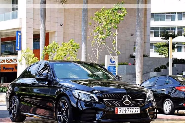 Mercedes C300 AMG 2020 sở hữu ngoại hình thể thao nhờ gói phụ kiện AMG. Xe sử dụng hộp số tự động với 9 cấp số 9G-TRONIC PLUS và hệ dẫn động ở cầu sau. Điều này giúp cho xe có khả năng tăng tốc lên tới 100km/h chỉ trong vòng 5,9 giây và có thể đạt tốc độ tối đa là 250km/h.