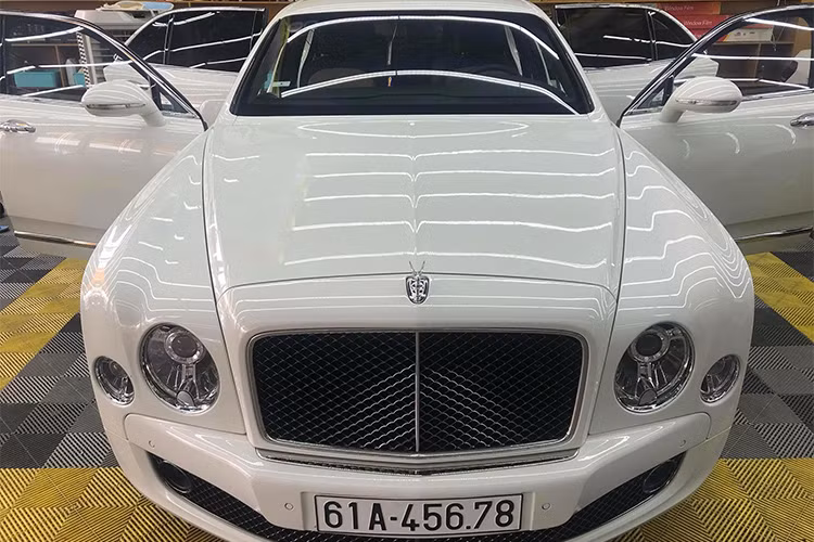  Siêu xe sang Bentley Mulsanne Speed của đại gia Bình Dương mua chính hãng thuộc đời 2016, đã được đưa về Việt Nam cách đây khá lâu và từng trưng bày tại VIMS 2016. Xe từng được đại lý Bentley tại Hà Nội rao bán với giá lên đến 32 tỷ đồng chưa bao gồm thuế phí trước bạ.