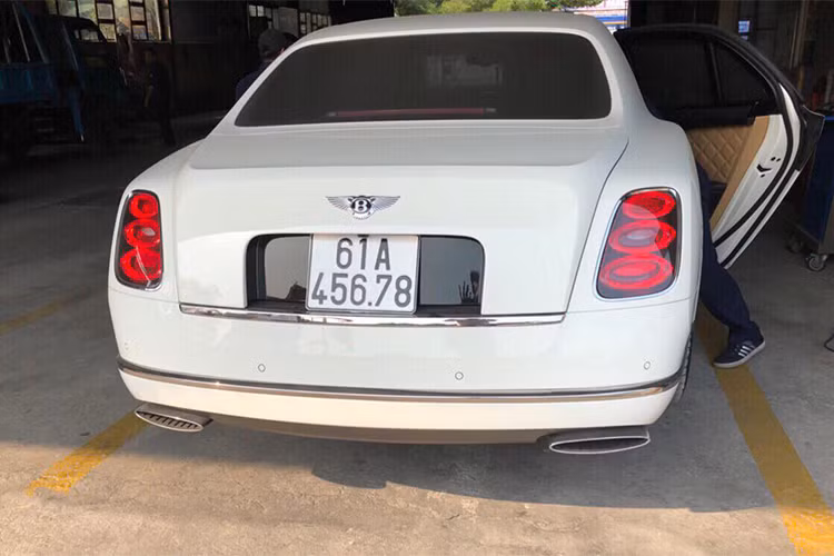 Mulsanne Speed có chiều dài tổng thể 5.575 mm, chiều rộng 2.208 mm, chiều cao 1.521 mm, chiều dài cơ sở 3.266 mm, trọng lượng 3,2 tấn và cốp có thể tích 443 lít. Lưới tản nhiệt dạng ma trận làm từ kim loại mạ chrome sáng, đèn pha kép thiết kế đặc trưng, Logo bentley đặt nổi...