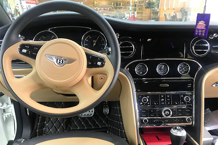 Phía dưới là 3 đồng hồ kim hiển thị mức nhiên liệu, thời gian, nhiệt độ dung dịch làm mát với kiểu dáng tròn cổ điển. Vô-lăng là loại 3 chấu bọc da, tích hợp nhiều phím chức năng hỗ trợ người lái. Màn hình thông tin phía sau bao gồm 2 đồng hồ analog và 1 màn hình hiển thị dạng điện tử.