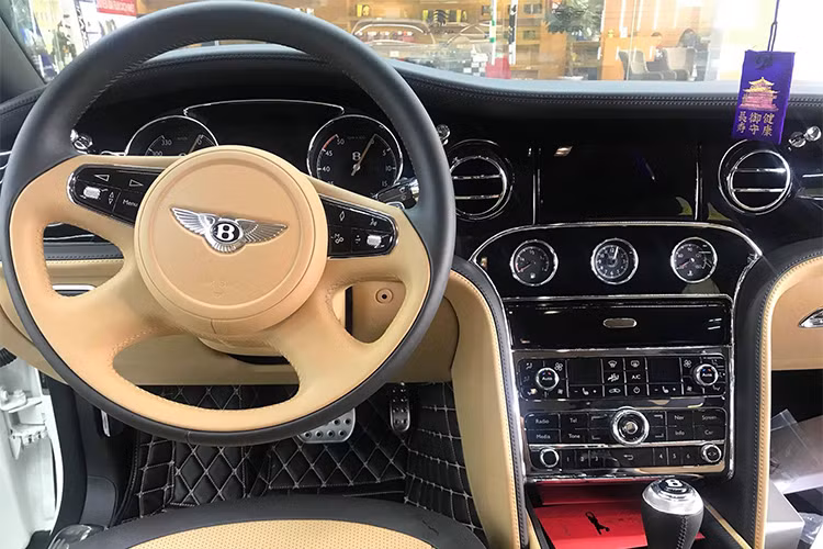 Phía dưới là 3 đồng hồ kim hiển thị mức nhiên liệu, thời gian, nhiệt độ dung dịch làm mát với kiểu dáng tròn cổ điển. Vô-lăng là loại 3 chấu bọc da, tích hợp nhiều phím chức năng hỗ trợ người lái. Màn hình thông tin phía sau bao gồm 2 đồng hồ analog và 1 màn hình hiển thị dạng điện tử.