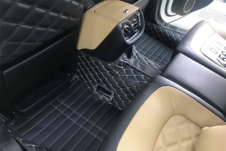 Ghế lái và ghế phụ trên siêu xe sang Bentley Mulsanne Speed đều có khả năng chỉnh điện đa hướng, nhớ vị trí, nút khởi động thông minh... Hệ thống âm thanh hiện đại loại 14 loa Naim công suất 2.200 Watt sản xuất riêng cho Bentley. Khoang hành khách phía sau được thiết kế thể hiện rõ nét sự đẳng cấp với hệ thống giải trí riêng biệt.