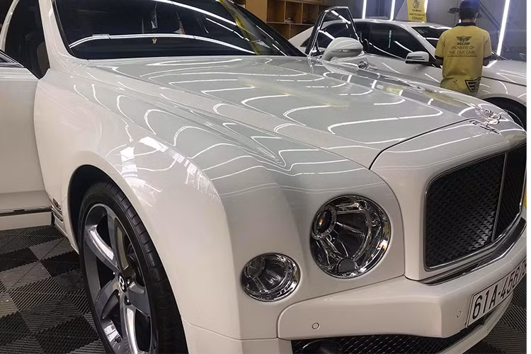 Sau khi ra biển trắng, nộp 10% phí trước bạ, chiếc Bentley Mulsanne Speed mới của đại gia Bình Dương sẽ có giá trị hơn 35 tỷ đồng. Đây có thể sẽ là chiếc Bentey Mulsanne có giá trị cao nhất tại Việt Nam hiện nay. Cuối năm 2015, một đại gia Hải Dương từng mua một chiếc Bentley Mulsanne Speed Bespoke, tuy nhiên mức giá chỉ khoảng 25 tỷ đồng.