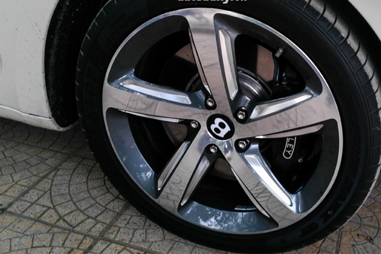 Mâm hợp kim 21 inch 5 chấu xoắn theo hai chiều khác nhau, phụ thuộc vào bên phải hay trái thân xe. Dọc sườn xe có một viền mạ crôm với chữ "Speed" dập nổi. Đuôi xe nổi bật với cụm đèn hậu dạng LED thiết kế hình elip. Tương tự là hệ thống ống xả cũng có hình elip làm từ kim loại mạ chrome.