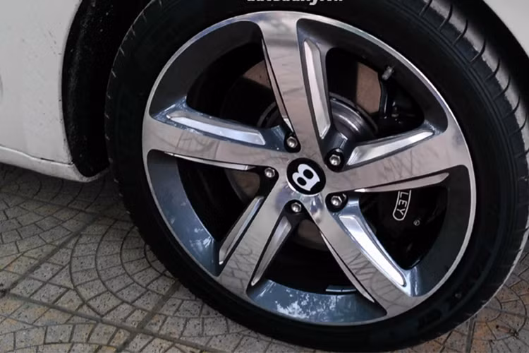 Mâm hợp kim 21 inch 5 chấu xoắn theo hai chiều khác nhau, phụ thuộc vào bên phải hay trái thân xe. Dọc sườn xe có một viền mạ crôm với chữ "Speed" dập nổi. Đuôi xe nổi bật với cụm đèn hậu dạng LED thiết kế hình elip. Tương tự là hệ thống ống xả cũng có hình elip làm từ kim loại mạ chrome.