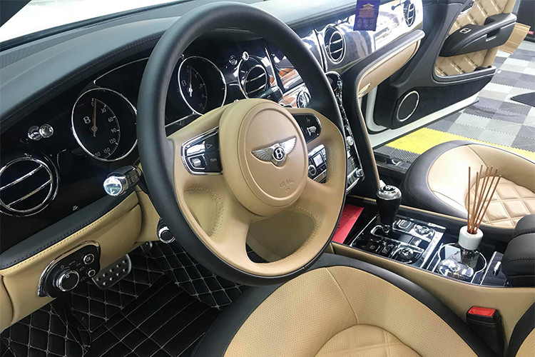 Bên trong không gian nội thất của chiếc sedan siêu sang này nổi bật với chất liệu da bọc cao cấp, nhiều chi tiết được ốp gỗ sang trọng. Trung tâm bảng điều khiển nổi bật với màn hình cảm ứng kích thước lớn. Màn hình này bình thường sẽ được đặt ẩn sau tấm gỗ gắn logo Bentley, khi xe hoạt động, tấm gỗ này sẽ ẩn vào trong lộ ra màn hình giải trí.