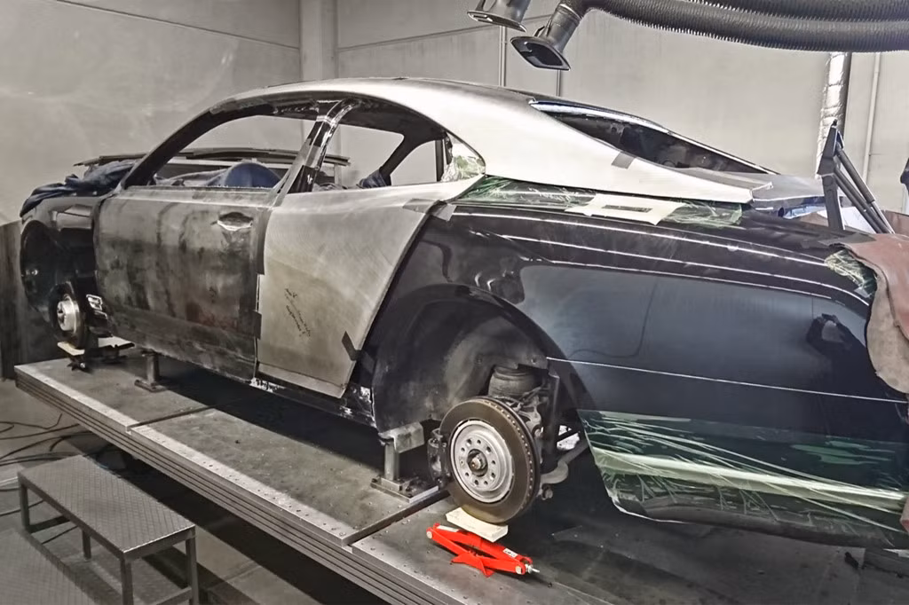 Không thể chờ đợi được hãng xe sang Bentley thêm thời gian, một vị khách hàng khó tính đã tìm tới xưởng độ của Đức để biến chiếc sedan siêu sang bốn cửa của mình thành mẫu xe coupe hai cửa độc nhất vô nhị.