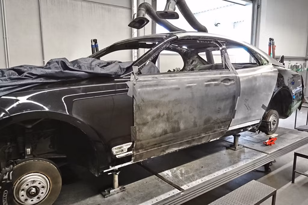 Trọng trách được giao cho hãng độ Mcchip-DKR. Các kỹ sư cơ khí đã cắt phần thân giữa xe, loại bỏ hai cánh cửa và thay bằng một tấm thân cố định. Mui xe cũng được thiết kế lại cúp xuống ở phần đuôi. Trụ C nghiêng hơn, tạo dáng vẻ đặc trưng của chiếc coupe.