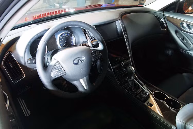 Bên trong nội thất của xe, các trang bị tiện nghi và sự cao cấp cũng vẫn được giữ nguyên. Phiên bản này sẽ được trang bị hệ thống treo điện tử và trợ lực lái mới, cùng với hệ thống tay lái chủ động Directive Adaptive Steering được nâng cấp và nhiều tiện ích bổ xung.