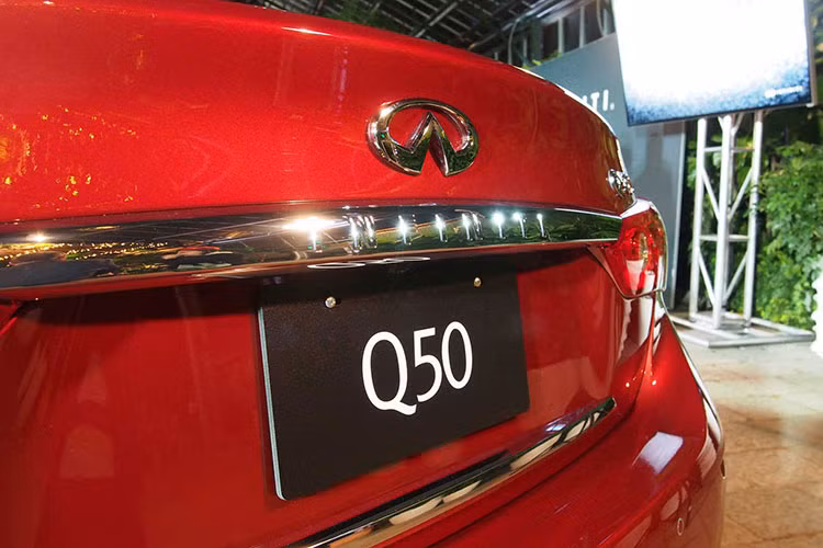 Ngoài việc là mẫu xe duy nhất trong dòng Q50 400 mã lực của Infiniti, thif thiết kế của Infiniti Q50 Red Sport 400 2016 hoàn toàn không có bất kỳ một sự khác biệt nào so với phiên bản hiện tại ngoài việc bổ xung thêm một số phụ kiện.