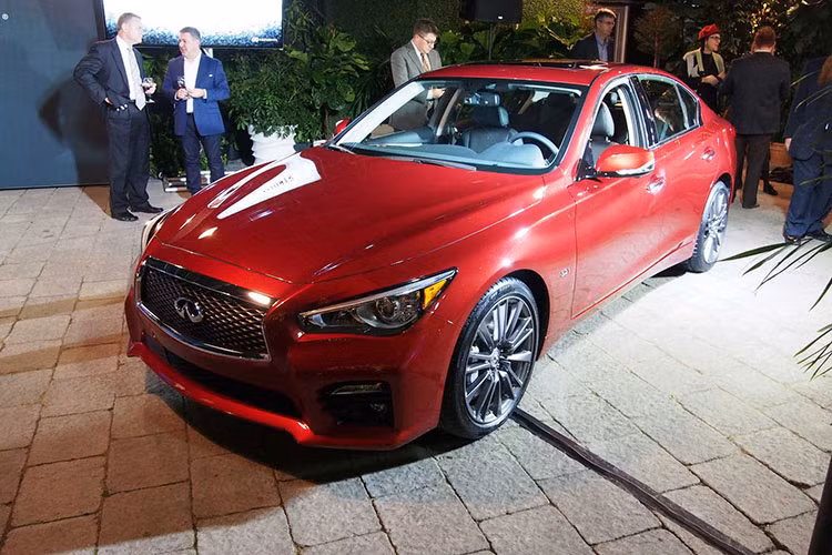 Cụ thể, khối động cơ tăng áp kép V6 dung tích 3.0 lít cung cấp công suất 400 mã lực và mô men xoắn tối đa 474 Nm. Đây cũng là mẫu xe đầu tiên của thương hiệu hạng sang trực thuộc Nissan sử dụng động cơ tăng áp kép V6 VR30 mới.