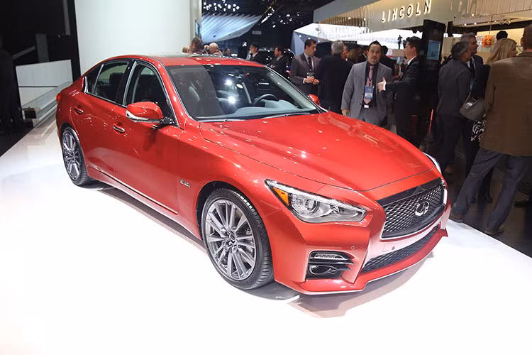  Infiniti Q50 Red Sport 400 2016 được trang bị khối động cơ tăng áp mới để có thể cạnh tranh với những đối thủ “sừng sỏ” như BMW 3-Series, Mercedes-Benz C-Class, Audi A4 hoặc Lexus IS.