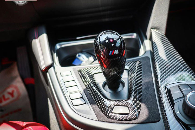 Sức mạnh của khối động cơ trên M4 được truyền xuống cầu sau (RWD) thông qua hộp số tự động ly hợp kép 7 cấp (7 DCT). Hộp số ly hợp kép giúp xe tăng tốc từ 0 lên 100 km / h chỉ trong 4,1 giây. Thực tế, động cơ M4 này được chia sẻ với người anh em M3. Ngoài ra, xe con được trang bị 3 chế độ lái khác nhau bao gồm Comfort, Sport và Sport +.