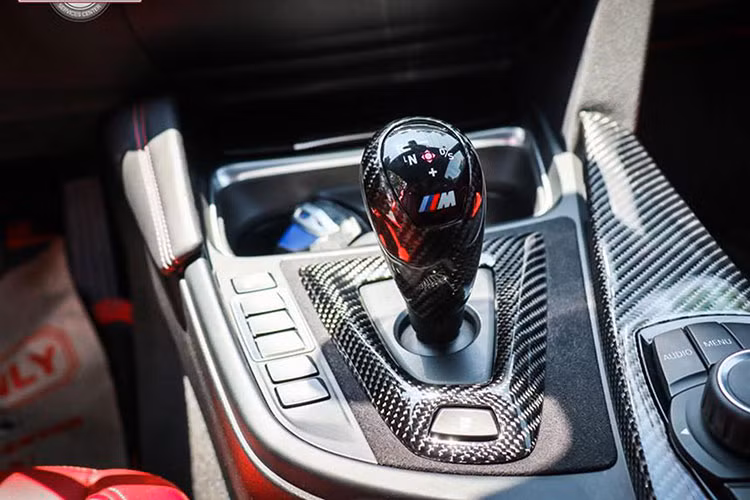 Sức mạnh của khối động cơ trên M4 được truyền xuống cầu sau (RWD) thông qua hộp số tự động ly hợp kép 7 cấp (7 DCT). Hộp số ly hợp kép giúp xe tăng tốc từ 0 lên 100 km / h chỉ trong 4,1 giây. Thực tế, động cơ M4 này được chia sẻ với người anh em M3. Ngoài ra, xe con được trang bị 3 chế độ lái khác nhau bao gồm Comfort, Sport và Sport +.