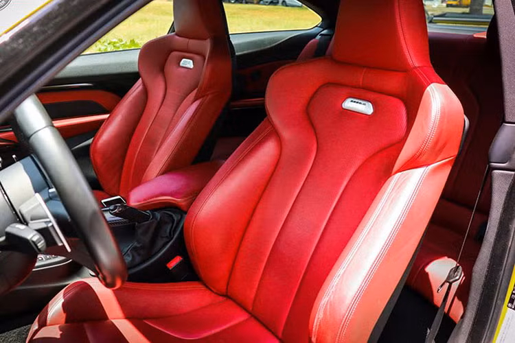 Bên dưới nắp ca-pô M4 (F82) là khối động cơ 6 xy-lanh thẳng hàng dung tích 3.0L tăng áp kép (2 tăng áp cổng nạp đơn - mono-scroll turbochargers) công nghệ TwinPower Turbo (S55B30) cho công suất tối đa (nguyên bản; stock) ở mức 425 mã lực tại 5.500 v/p và mô-men xoắn cực đại 550Nm có được từ vòng tua 1.850 v/p.