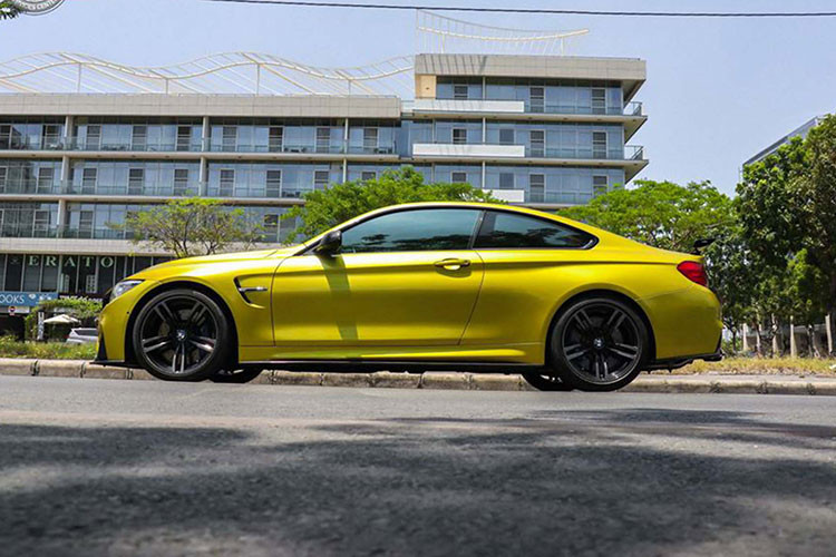 Chiếc xe BMW M4 đời cũ trong bài viết này được sản xuất năm 2016 đăng ký 2017 (nhập Đức) đã được nâng cấp nhiều "đồ chơi" hàng hiệu như: Cánh gió làm từ sợi carbon của thương hiệu AC Schnitzer (Đức), lọc gió Injen Air Intake System, hệ thống xả thể thao Capristo Exhaust (Mỹ) có van On/ Off + X - pipe,...