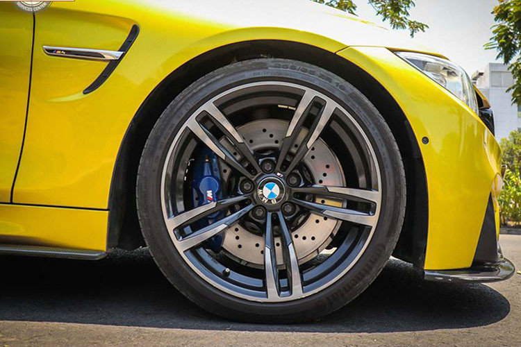 Chiếc BMW M4 coupe 2016 này được hãng xe Đức trang bị tiêu chuẩn bao gồm bộ mâm hợp kim M-Sport 18 inch, đèn pha HID. Tuy nhiên, gần như các chi tiết ngoại thất cảu xe đã được chủ nhân độ lại giúp nó "ngầu" hơn nhiều so với nguyên bản.