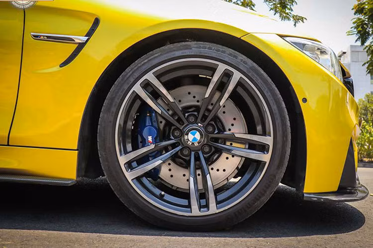 Chiếc BMW M4 coupe 2016 này được hãng xe Đức trang bị tiêu chuẩn bao gồm bộ mâm hợp kim M-Sport 18 inch, đèn pha HID. Tuy nhiên, gần như các chi tiết ngoại thất cảu xe đã được chủ nhân độ lại giúp nó "ngầu" hơn nhiều so với nguyên bản.