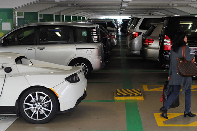 Một chỗ đỗ xe ở Hồng Kông hiện có giá trung bình khoảng 2,25 triệu HKD (tương đương khoảng 6,59 tỷ đồng), tăng gấp 6 lần so với năm 2006. Trong khi đó, giá nhà đất ở đây chỉ tăng có 3,4 lần. Nửa đầu năm 2018, thị trường chỗ đỗ xe đã có khoảng 1,3 tỷ USD được giao dịch, tăng mạnh so với cùng kỳ năm ngoái.