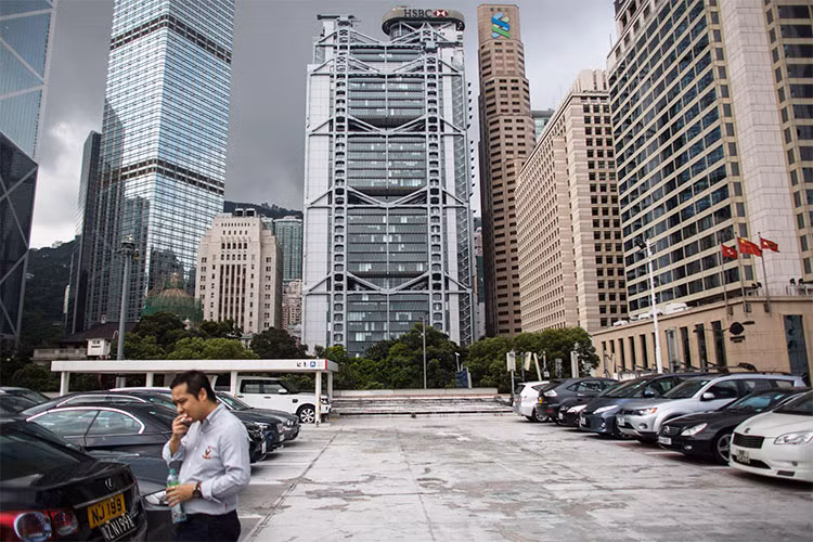 Theo ông Darrin Woo, một nhà sưu tầm xe cổ cho biết. Anh đã gửi chiếc limousine Mercedes-Benz 600 Pullman 1968 và Fiat Abarth 1957 màu đỏ sang California (Mỹ) để tiết kiệm chi phí đỗ xe. “Mua một chỗ đỗ xe? Không bao giờ. Tôi có thể mua 5 chiếc xe với số tiền đó”.