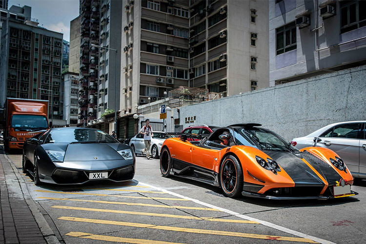 Các nhà đầu cơ tại Hồng Kông cũng được xem là tác nhân đẩy giá bán chỗ đỗ xe tăng cao, do loại hình đầu tư này đang là một lựa chọn hấp dẫn hơn so với bất động sản thông thường trong những năm gần đây, đặc biệt từ khi chính phủ bổ sung thuế và trần thế chấp cho vay mua nhà lên hơn 50% nhằm kiểm soát giá nhà đất.